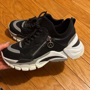 Trendy Black and White Women's Sneakers